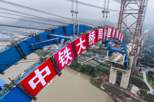慶賀：上跑火車下走汽車，世界首例公鐵兩用橋主拱合龍。
